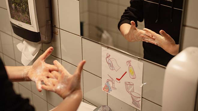 تلميذ يغسل يديه في مدرسة كورشويسكولين العامة في راندرز